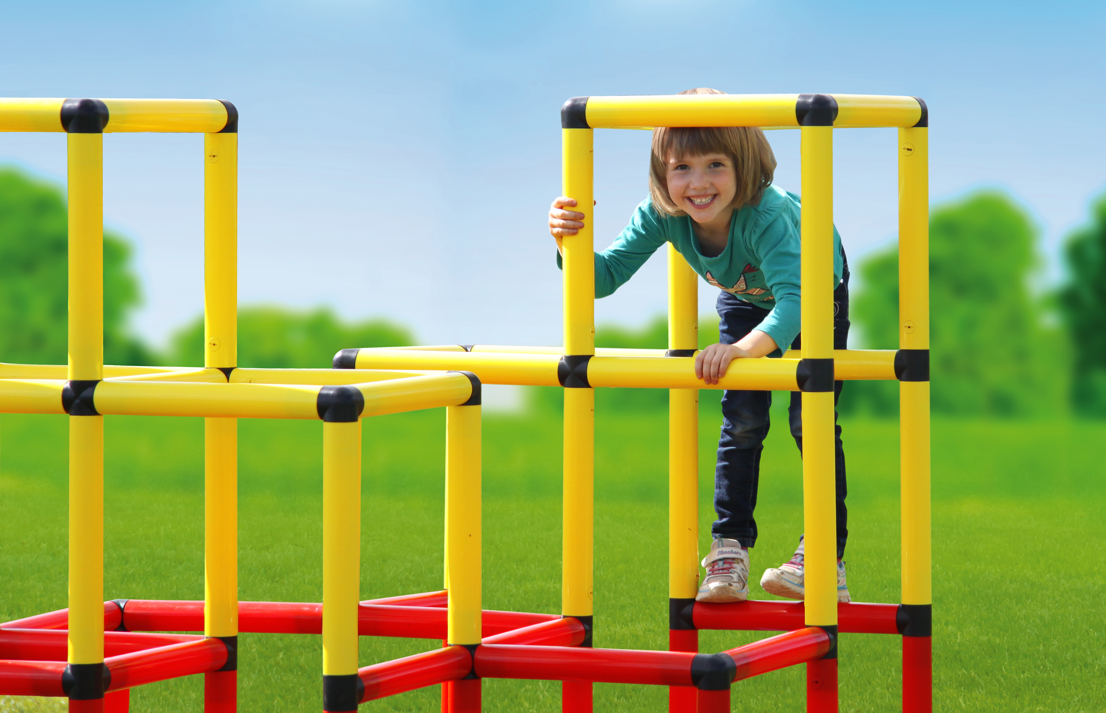 girl-climbing-on-quadro-frame.jpg
